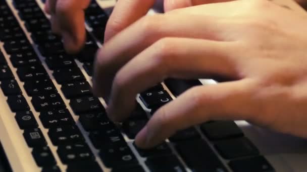 Alternatif makro, genç bir iş adamının elleri internet tarayıcısında e-posta ve sörf yapmak için dizüstü veya bilgisayar klavyesinde çalışmakla meşgul.. — Stok video