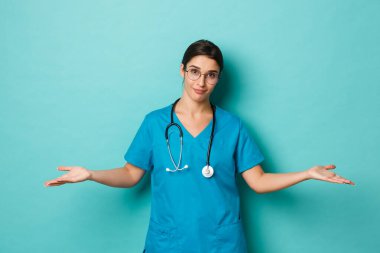 Coronavirus, salgın hastalık ve sosyalleşme konsepti. Gözlüklü, önlüklü ve steteskoplu güzel bir kadın doktor resmi.