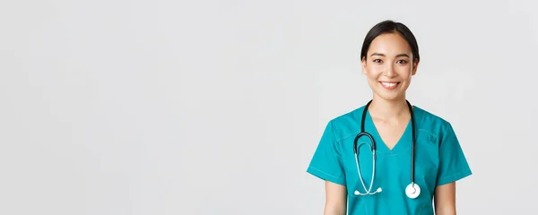 Zdravotničtí pracovníci, prevence viru, koncepce karanténní kampaně. Detailní záběr usmívající se příjemné asijské ošetřovatelky, lékařka v křoví při pohledu pozitivně, naslouchající pacientce, bílé pozadí — Stock fotografie