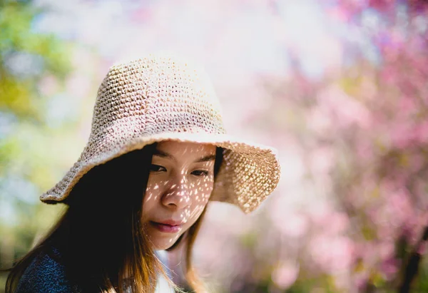 벚꽃 사쿠라 꽃이 피어 있는 아름다운 젊은 여자 — 스톡 사진