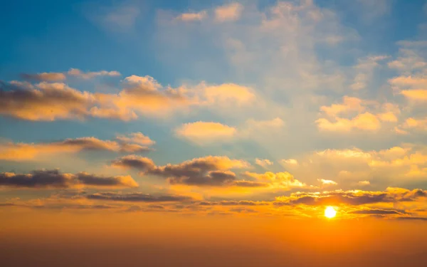 Morgen Sonne Licht scheinen mit blauem bewölkten Hintergrund. — Stockfoto