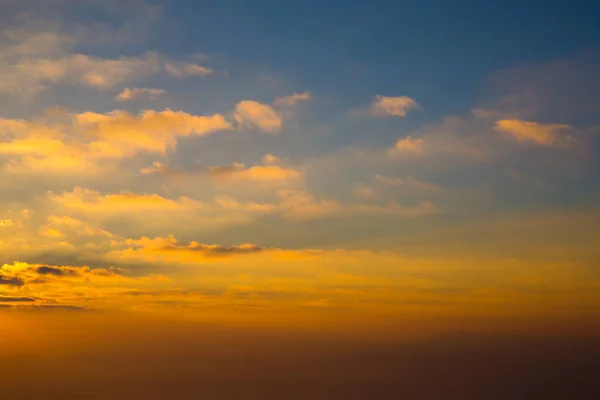 Morgen Sonne Licht scheinen mit blauem bewölkten Hintergrund. — Stockfoto