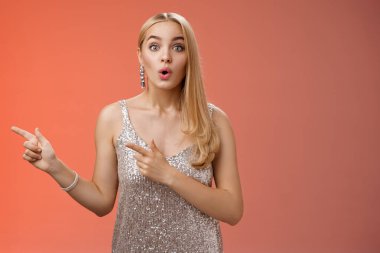 İlgi çekici, çekici, çekici, çekici, sarışın, Avrupalı, gümüş renkli, şık elbisesi olan, neşeli, konuşan, kameralı, geniş gözlü, erkek arkadaşından dans etmesini isteyen kız.