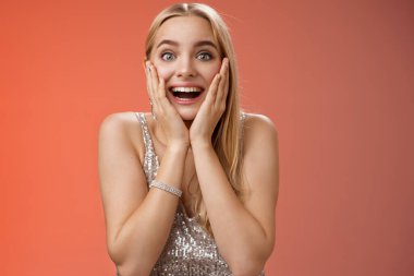 Şaşırtıcı, dilsiz, çekici, genç bir kadın. Sarışın, uzun saçlı, basın mensuplarının avuçlarının içi kıpkırmızı. Popüler süper starın heyecanlı bakışlarına inanamıyorum.