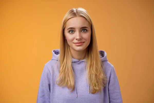 Cintura-up delicado concurso amigável-olhando loiro europeu menina com capuz sorrindo apoio falando amigos história agradável interessante conversa de pé casualmente laranja fundo — Fotografia de Stock