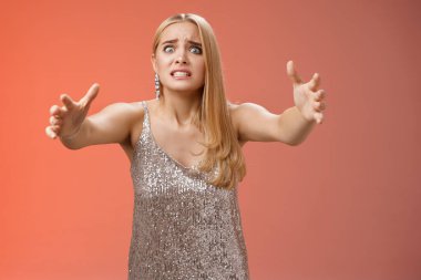 Saplantılı eski kız arkadaş, geniş gözler, çılgın daracık dişler, öne doğru eller, sonsuza kadar sıkıca tutunmak, gümüş elbiseli çılgın kırmızı arka plan, yapışkan kız sarılmak, sarılmak, sarılmak istiyor.