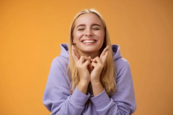 Charmant geluk schattig jong gelukkig hoopvol blond meisje sluiten ogen glimlachen positief kruis vingers veel geluk willen winnen trouw bidden maken wens wens droom uitkomen, staande oranje achtergrond — Stockfoto