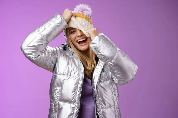 Divertido despreocupado feliz sorrindo brincalhão atraente mulher se divertindo rindo alegremente puxando cara chapéu escondendo espreitando uma câmera de olho sorrindo tolo sorrindo ao redor se divertir, fundo roxo — Fotografia de Stock