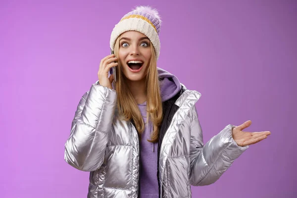 Gesprächig amüsiert blondes Mädchen hören genial gute Nachrichten heben Hand überrascht froh sprechende Smartphone erweitern Augen zufrieden perfekte Informationen, stehen erstaunt erfreut lila Hintergrund — Stockfoto