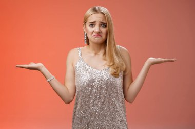 Hüsrana uğramış, pırıl pırıl, gümüşten bir gece elbisesi giymiş, suratını buruşturan üzgün, omuz silken, hayal kırıklığına uğramış, ne yapacağı belli olmayan, karmaşık bir karar.