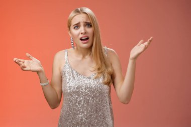 Neden erken ayrılıyorsun? Üzgün, genç, çekici, rahatsız, sarışın, şikayetçi. Hayal kırıklığına uğramış gibi görün. Kaldırın ellerinizi.