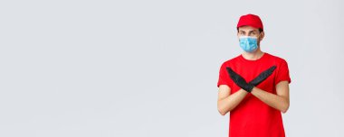 Covid-19, kendini karantina, online alışveriş ve nakliye konsepti. Kargo malları sırasında kurye, yüz maskesi ve eldiveni olmadan işi reddetmek veya reddetmek, çapraz imza yapmak