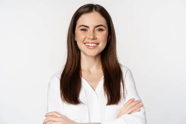 Close up of confident corporate woman, professional entrepreneur smiling, cross arms on chest and smiling enthusiastic, standing over white background — Stock Fotó