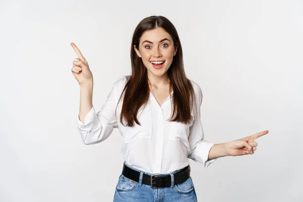 Mujer adulta sonriente feliz señalando hacia los lados, mostrando dos opciones, productos en venta logotipo o diagrama, de pie sobre fondo blanco — Foto de Stock