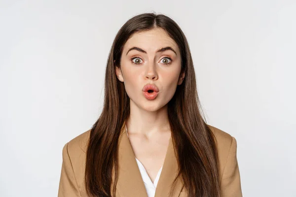 Close up portrait of surprised, amazed businesswoman, say wow, staring impressed at camera, fascinated face expression, white background — Foto Stock