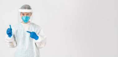 Covid-19, koronavirüs hastalığı, sağlık çalışanları konsepti. Ciddi bir kendinden emin Asyalı kadın araştırmacının portresi, test tüpünde aşı tutan kişisel koruyucu ekipman laboratuvar çalışanı