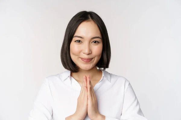 Genç Japon kadının namaste 'yi gösteren portresini yakın çekim. Beyaz arka planda duran arigatou jesti için teşekkürler. — Stok fotoğraf