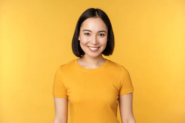 Porträt Einer Jungen Modernen Asiatischen Frau Glücklich Lächelnd Mit Weißen — Stockfoto