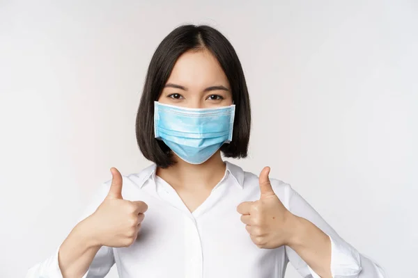 Porträtt Leende Asiatiska Kontor Dam Medicinsk Ansiktsmask Visar Tummen Upp — Stockfoto