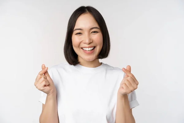 Hermosa Mujer Asiática Sonriendo Mostrando Gesto Los Corazones Los Dedos —  Fotos de Stock