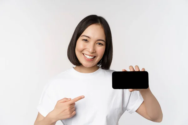 Портрет Усміхненої Корейки Вказує Пальцем Екран Мобільного Телефону Показує Горизонтальний — стокове фото