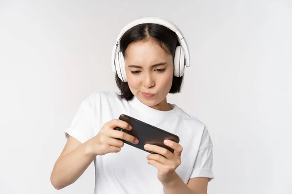 Heureuse Femme Asiatique Dans Les Écouteurs Regardant Smartphone Regardant Vidéo — Photo