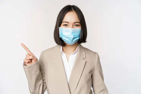 Coronavirus Och Arbetskoncept Porträtt Kvinna Medicinsk Ansiktsmask Pekar Finger Vänster — Stockfoto