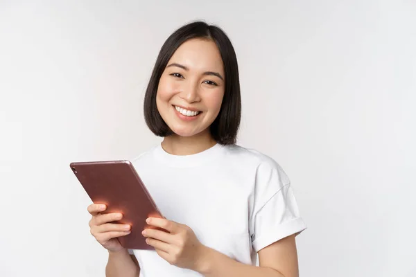 Sonriente Chica Asiática Con Tableta Digital Mirando Feliz Riendo Posando — Foto de Stock