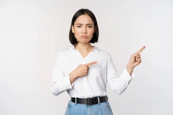 Triste Sombria Mulher Asiática Olhando Decepcionado Queixando Banner Propaganda Apontando — Fotografia de Stock