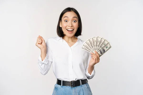 Entusiastiska Unga Asiatiska Kvinna Ser Upphetsad Kameran Håller Pengar Dollar — Stockfoto
