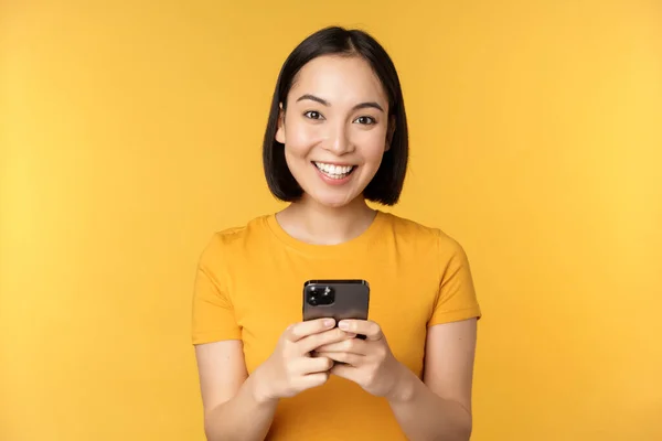 Технології Усміхнена Азіатська Жінка Використовуючи Мобільний Телефон Тримає Смартфон Руках — стокове фото