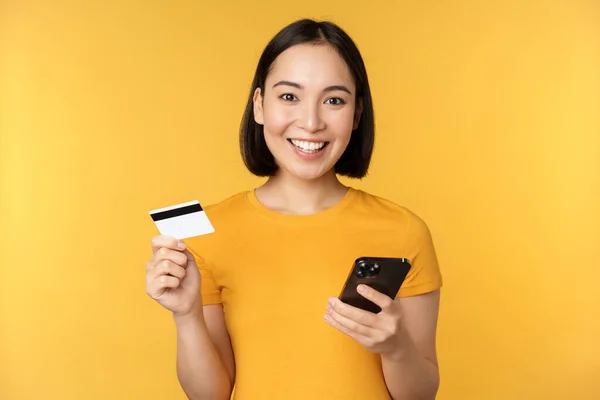 Compras Línea Alegre Chica Asiática Sosteniendo Tarjeta Crédito Teléfono Inteligente — Foto de Stock