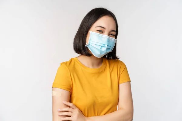 Covid Aşı Sağlık Konsepti Tıbbi Maskeli Tatlı Asyalı Bir Kız — Stok fotoğraf