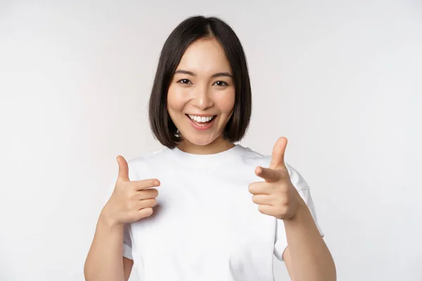 Imagen Chica Asiática Sonriente Apuntando Con Los Dedos Cámara Eligiendo — Foto de Stock