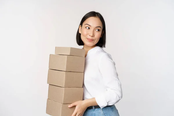 Retrato Mujer Asiática Joven Sosteniendo Cajas Llevar Mercancías Entrega Mujer —  Fotos de Stock
