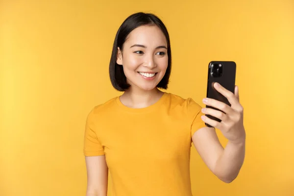 Bild Glada Vackra Asiatiska Flicka Videochattar Talar Smartphone Ansökan Står — Stockfoto