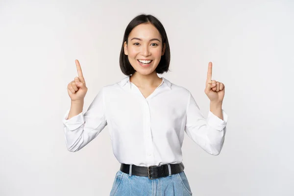 Imagen Mujer Negocios Confiada Sonriente Señora Asiática Señalando Con Los —  Fotos de Stock