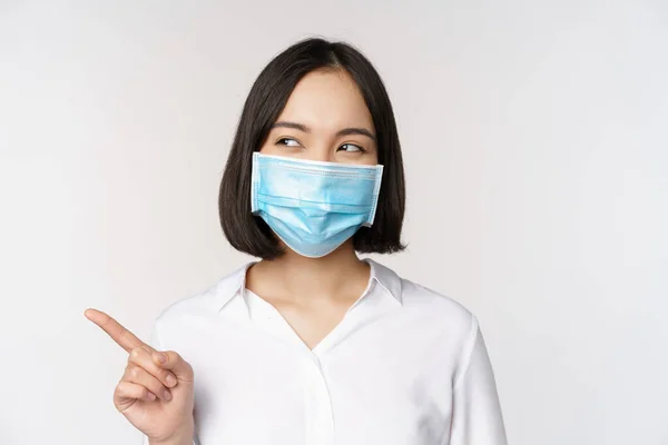 Porträtt Söt Asiatisk Kvinna Medicinsk Ansiktsmask Coronavirus Skydd Peka Finger — Stockfoto