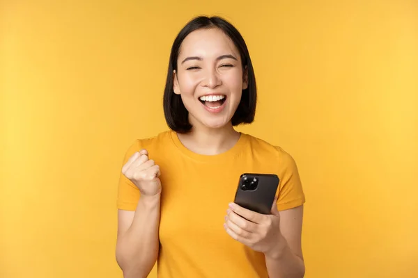 Весела Азіатка Святкує Тримає Мобільний Телефон Виграє Досягає Мети Смартфоні — стокове фото