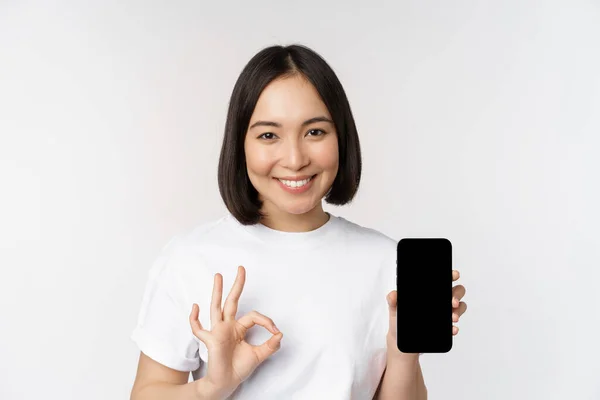 Leende Asiatisk Kvinna Visar Okej Mobiltelefon Skärm Rekommendera Smartphone App — Stockfoto