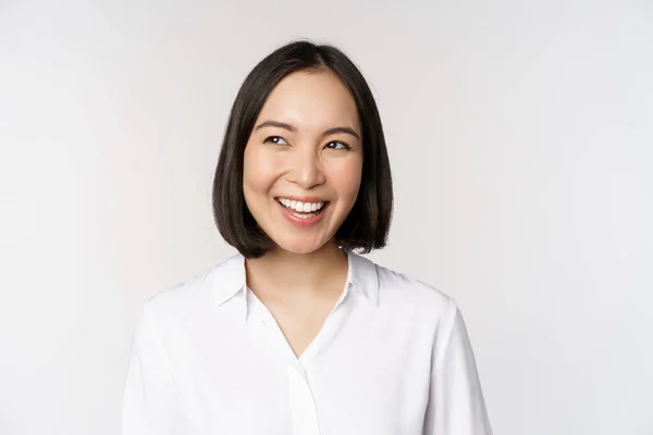 웃으며 계획하는 아시아인 여성의 이미지 일진을 생각하고 백지를 배경으로 얼굴로 — 스톡 사진