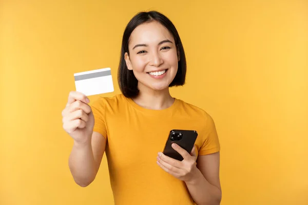 Chica Asiática Alegre Sonriendo Mostrando Tarjeta Crédito Teléfono Inteligente Recomendando — Foto de Stock