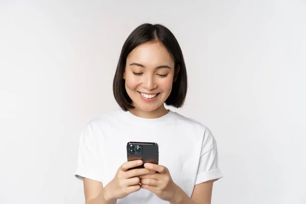 Портрет Усміхненої Азіатки Яка Використовує Мобільний Телефон Спілкування Смс Повідомлення — стокове фото