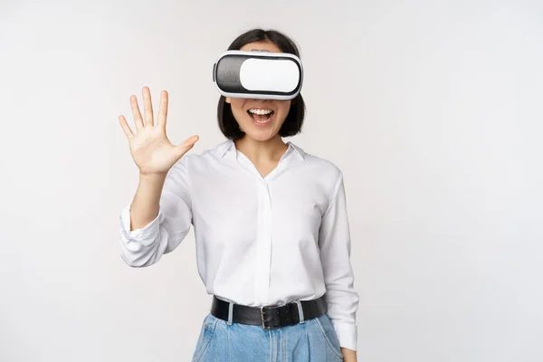 Sorrindo Mulher Asiática Acenando Para Você Vestindo Óculos Realidade Virtual — Fotografia de Stock