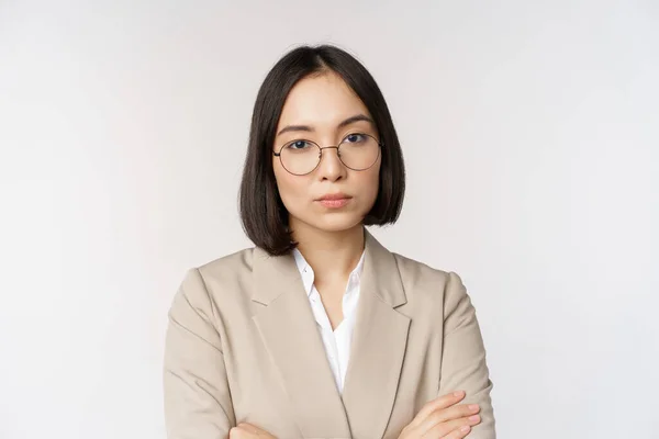 Gözlüklü Profesyonel Asyalı Kadını Kameraya Özgüvenli Bakıyor Beyaz Arka Plana — Stok fotoğraf