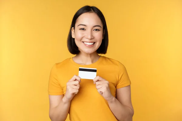 Hermosa Mujer Asiática Mostrando Tarjeta Crédito Sonriendo Recomendando Servicio Bancario — Foto de Stock