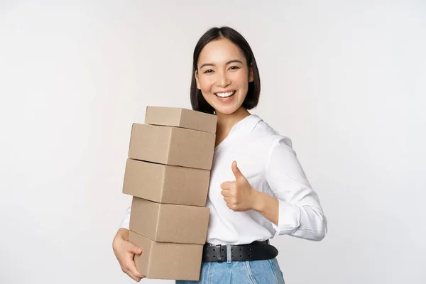 Imagem Mulher Asiática Moderna Feliz Mostrando Polegares Para Cima Segurando — Fotografia de Stock