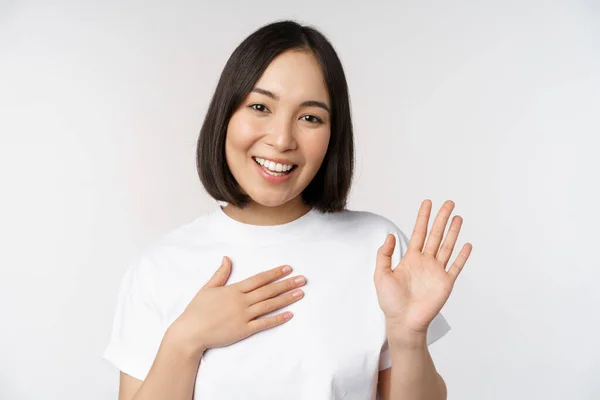 Retrato Bela Menina Coreana Levantando Mão Apresentar Colocar Mão Coração — Fotografia de Stock