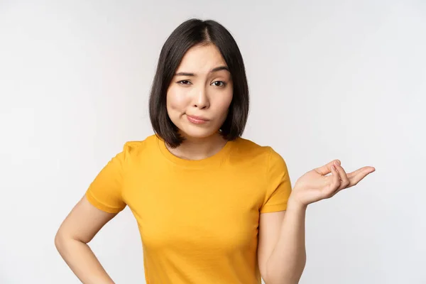 Qué Mujer Asiática Sin Problemas Encogiéndose Hombros Mirando Despistado Pie — Foto de Stock