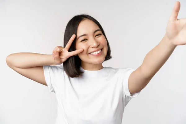 Belle Jeune Femme Asiatique Prenant Selfie Posant Avec Paix Signe — Photo